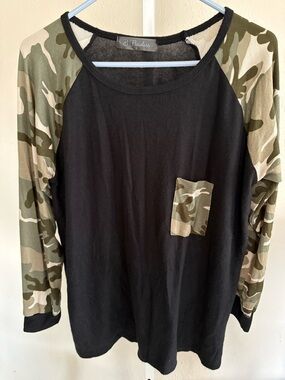 B FLAWLESS Black Long Sleeve Top with Camo Trim Womens Large